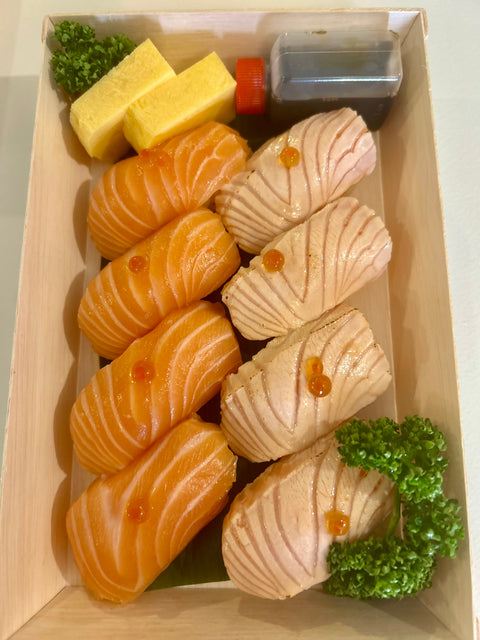 Salmon Sushi x 8 pieces